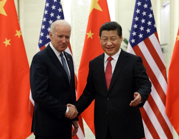 2013년 시진핑(오른쪽) 중국 국가 주석이 당시 부통령으로 중국을 방문한 조 바이든 미국 대통령 당선자와 베이징 인민대회당에서 악수를 하고 있다. 연합뉴스