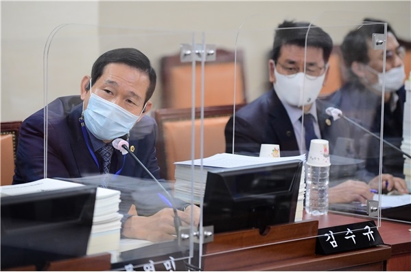 서울시의회 교육위원회 김수규 위원(동대문4, 더불어민주당)이 지난 5일 진행된 ‘2020년 교육위원회 행정사무감사’에서 강연흥 서울시교육청 교육정책국장을 상대로 질의하고 있다.