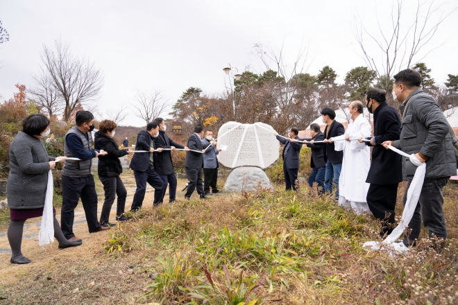 이천지역 시민단체 회원들이 친일 문인 문학비 철거 퍼포먼스를 하고있다. 이천시 제공