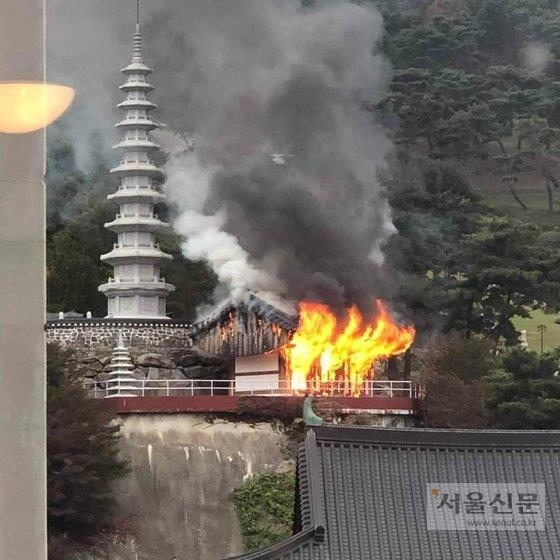 2020년 8월 14일 경기 남양주 천마산의 수진사 일부 건물이 개신교 전도사로 알려진 한 40대 여성의 방화로 불타고 있다. 서울신문 DB