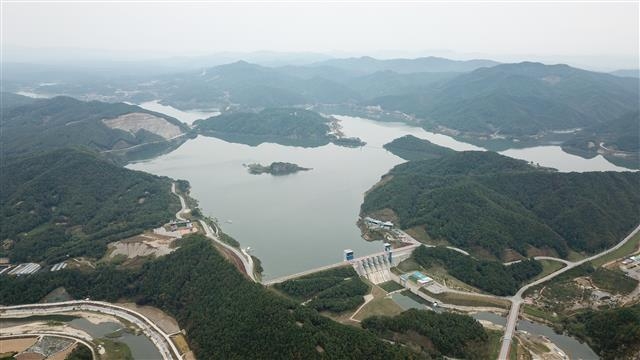 2016년 완공된 영주댐이 수질과 생태계 파괴, 댐 안전성 논란으로 가동되지 못하고 있다.  한국수자원공사 제공