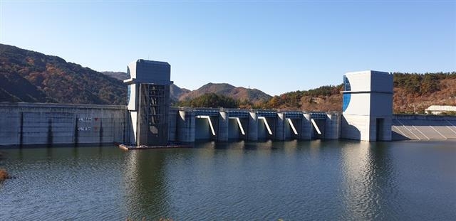 2016년 완공된 영주댐이 논란 속에 가동되지 못하고 있다. 시험 담수한 영주댐 본댐 모습. 서울신문 DB