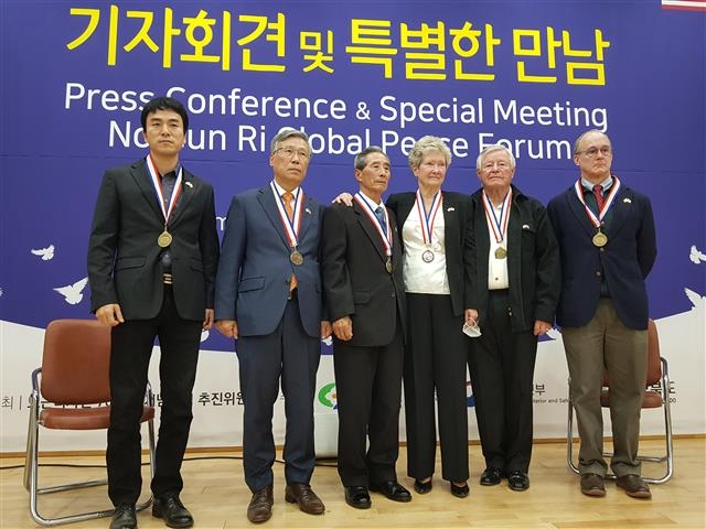 한미 양국의 한국전쟁 피해자들이 10일 충북 영동군 황간면 노근리평화공원에서 평화의 메시지를 전달하는 만남 행사를 가진 뒤 기념촬영을 하고 있다.