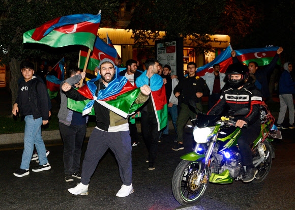아르메니아와 휴전협정에 환호하는 아제르바이잔 시민들