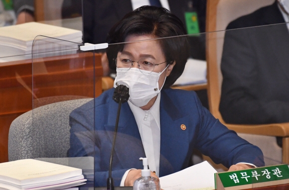 추미애 법무부장관이 2021년도 예산안과 관련해 11일 국회에서 열린 예산결산특별위원회 전체회의에서 의원 질의에 답변하고 있다.  2020. 11. 11 김명국 선임기자 daunso@seoul.co.kr