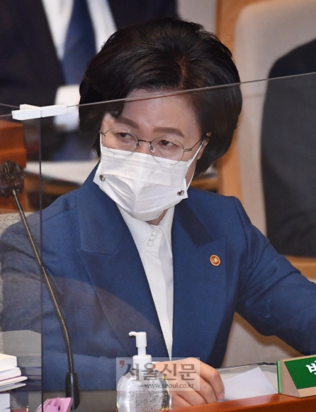 추미애 법무부장관이 2021년도 예산안과 관련해 11일 국회에서 열린 예산결산특별위원회 전체회의에서 의원 질의에 답변하고 있다.  2020. 11. 11 김명국 선임기자 daunso@seoul.co.kr