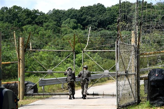 비무장지대 평화의 길 파주 구간이 1년 만에 다시 열린다. 비무장지대에 들어가는 입구인 통문을 군인들이 열어 주고 있다. 행정안전부 제공