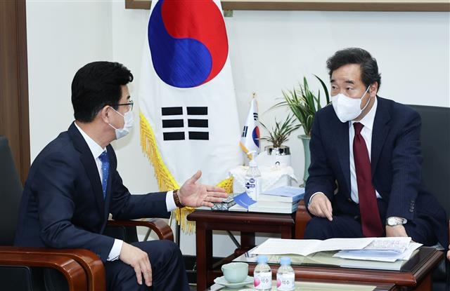 허태정(왼쪽) 대전시장이 지난 6일 이낙연 더불어민주당 대표를 찾아가 중소벤처기업부 이전의 부당성을 설명하고 잔류에 힘써 줄 것을 호소하고 있다. 대전시 제공