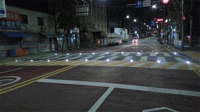 서울 종로구가 지난 9월 어린이보호구역인 효제초등학교 앞 도로에 설치한 활주로형 횡단보도. 활주로형 횡단보도는 운전자가 야간 상황에서 전방에 있는 횡단보도를 쉽게 알 수 있게 하고 정지선을 지키게 돕는다. 종로구 제공