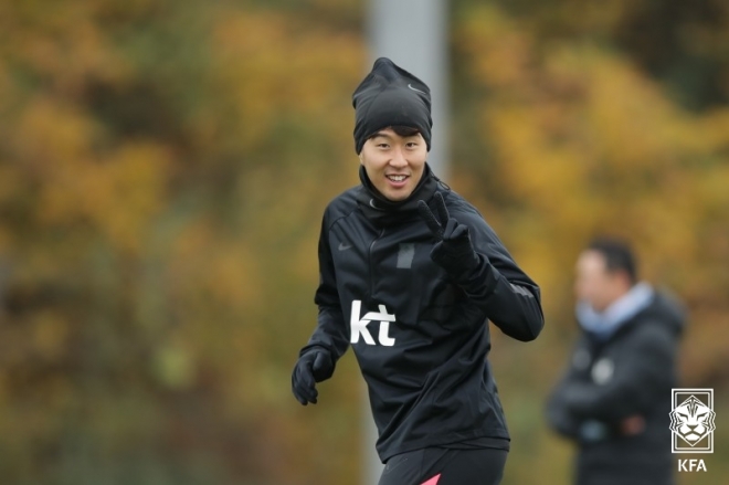 한국축구 국가대표팀에 합류한 손흥민이 11일(현지시간) 오스트리아 빈에서 대표팀 동료들과 훈련을 하고 있다. KFA 제공