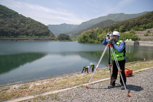저수지 현장 점검 모습