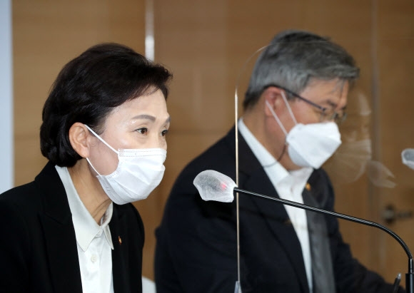 김현미 국토교통부 장관(왼쪽)과 이재갑 고용노동부 장관이 12일 정부 서울청사에서 택배기사 과로방지 대책을 발표하고 있다. 2020.11.12 연합뉴스