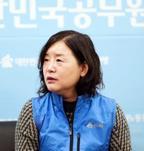 석현정 대한민국공무원노동조합총연맹 위원장이 정치기본권 관련, 10만 입법투쟁에 대해 설명하고 있다. 공생공사닷컴