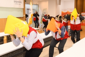 지진 나면 이렇게 몸 낮추고 밑으로 피하세요