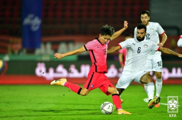 정우영이 13일 이집트 카이로에서 열린 U-23 국제친선축구대회 1차잔 이집트와의 경기에서 문전 슈팅하고 있다. [대한축구협회 제공]
