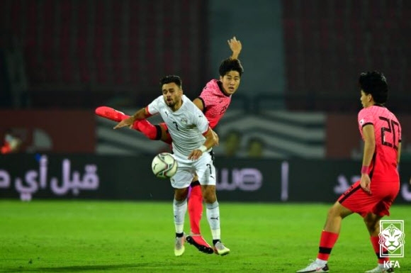 U-23 축구대표 김현우가 13일 오전(한국시간) 이집트 카이로의 알살람 스타디움에서 열린 이집트와의 U-23 친선대회 1차전에서 볼 다툼을 하고 있다. [대한축구협회 제공] 