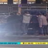 화물차에 깔린 오토바이…시민들이 차 들어올려 구조