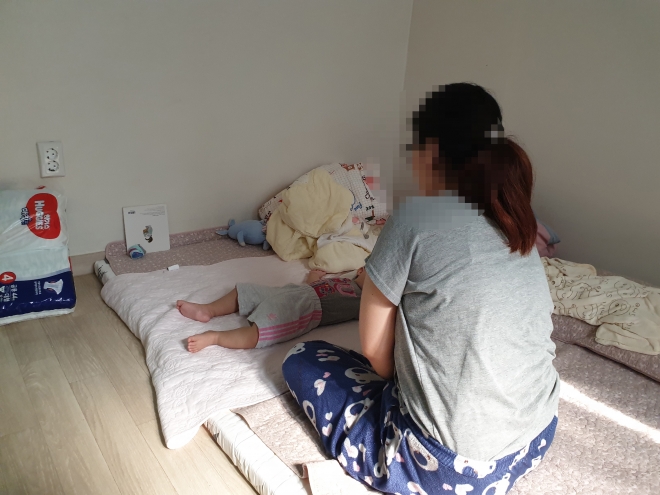 한부모가정의 자립을 돕는 시설에서 아이를 돌보고 있는 미혼모. 서울신문 DB
