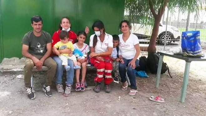 이란 서부 사르다슈트의 고향 마을에서 화목했던 라술 이라네자드 가족의 모습. 왼쪽부터 라술, 아내 쉬바, 막내 아르틴, 맏이 아니타, 한 사람 건너 맏아들 아르민. 가족 제공 영국 BBC 홈페이지 캡처   