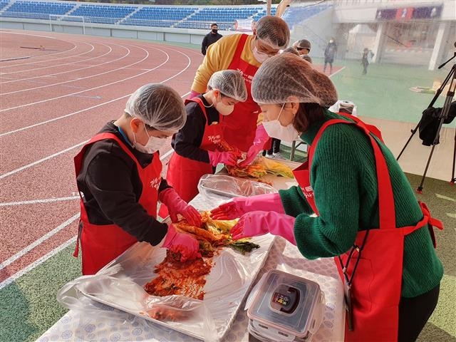 지난 6일 열린 ‘2020 괴산김장축제’에서 한 가족이 김장체험을 하고 있다. 괴산군 제공