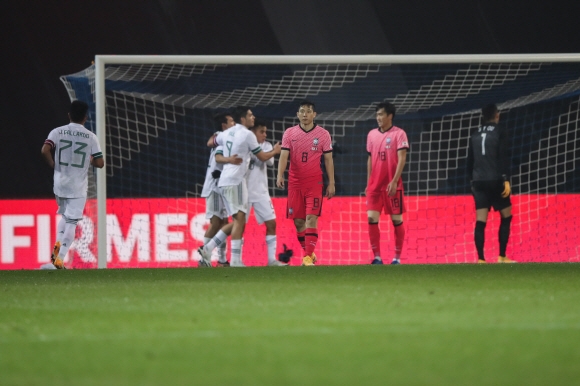 한국 축구 국가대표팀 선수들이 15일(한국시간) 오스트리아 빈의 비너노이슈타트 슈타디온에서 열린 멕시코와의 A매치 평가전에서 2-3으로 역전패한 뒤 그라운드를 빠져나오고 있다. 대한축구협회(KFA) 제공