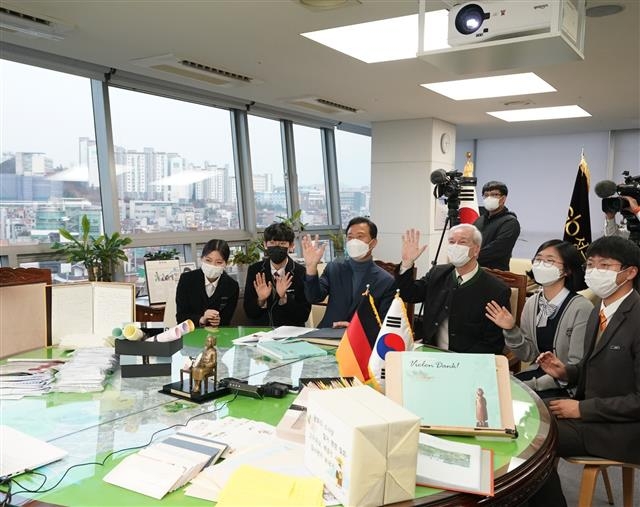 이승로(왼쪽 세 번째) 성북구청장이 손편지를 쓴 학생, 주민과 함께 독일 현지와 영상통화를 하며 환하게 웃고 있다. 성북구 제공