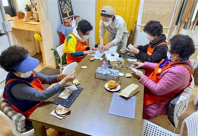 장애인과 비장애인이 함께하는 서울 서대문구의 ‘이웃집 공방 체험활동’. 서대문구 제공