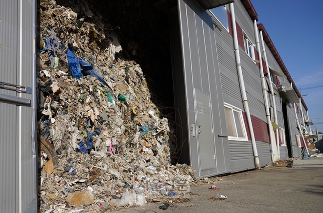 경북 영천시 대창면의 한 공장 내부가 불법 폐기물들로 가득 차 있다.