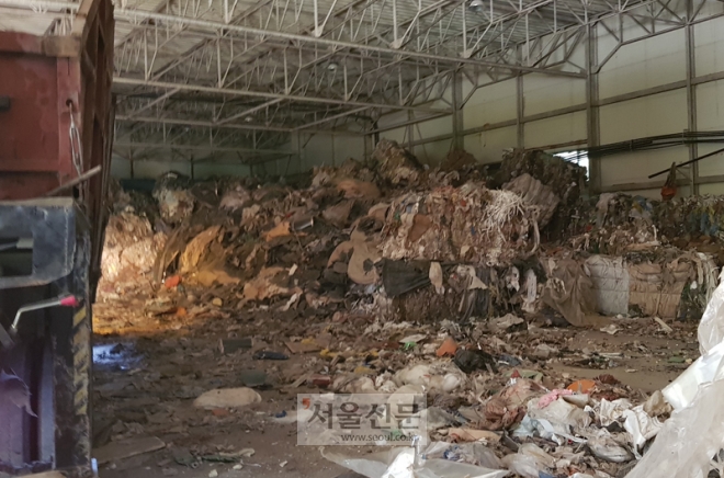 지난해 8월 10일 경북 청도군의 한 공장에 몰래 버려진 불법 폐기물을 서봉태씨가 촬영한 이미지.