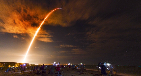 네 명의 우주비행사를 태운 스페이스X의 유인우주선 크루 드래건을 탑재한 로켓 팰컨 9이 15일(현지시간) 미국 플로리다주 케네디우주센터 발사장을 치솟아 국제우주정거장(ISS)을 향해 날아가고 있다. 210초 노출 플로리다 투데이 AP 연합뉴스 