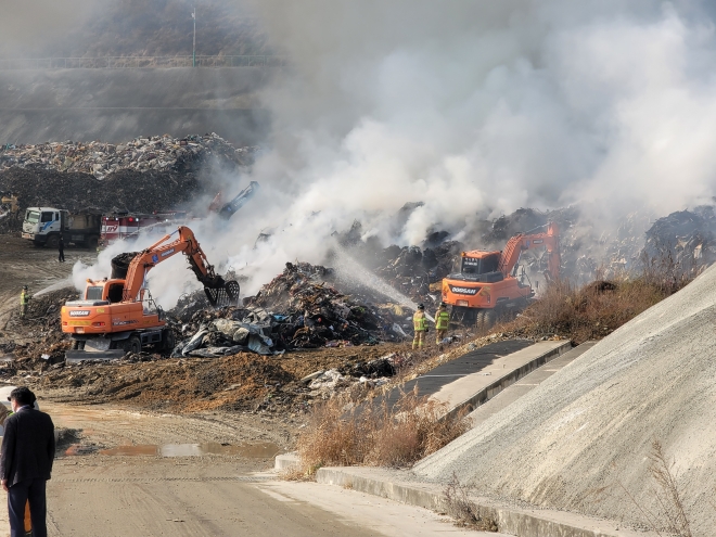 16일 오전 구미시 산동면 쓰레기매립장에서 구미소방서 소방관들이 장비를 동원해 불을 끄고 있다. 구미소방서 제공