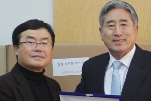 안양대. 마스크 50만장 기부 (주)일월 이광모 회장에 감사패
