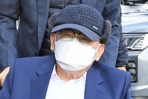 [포토] 휠체어 타고 재판 출석하는 이만희