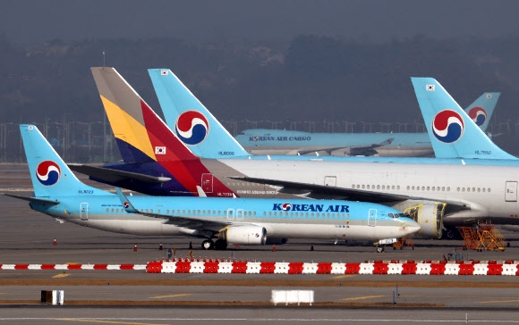 인천국제공항 계류장에 대한항공과 아시아나항공 항공기들이 서 있다.  연합뉴스