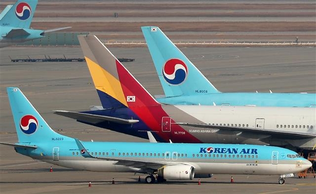 16일 인천국제공항 주기장에 대한항공과 아시아나항공 여객기가 이륙준비를 하고 있다. 2020.11.16 뉴스1