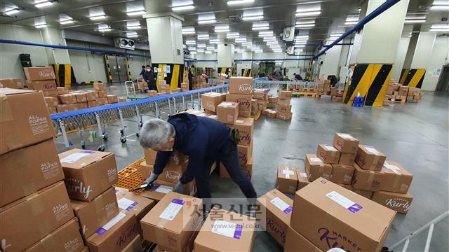 지난 9월 24일 오전 1시 48분. 경기 김포의 마켓컬리 물류센터에서 새벽배송 기사 임정길(가명)씨가 트럭에 실을 물품들을 찾고 있다. 임씨가 이날 오전 1시 출근해 오전 5시 15분까지 배달한 신선식품 등 배송 물품은 모두 78개였다.
