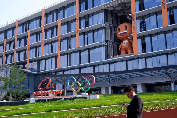 중국 최대 쇼핑 축제로 꼽히는 광군제 행사가 시작된 지난 11일 전자상거래업체 알리바바의 항저우 본사 앞에 알리바바 기업 로고와 오륜기가 보이고 있다. 항저우 로이터 연합뉴스