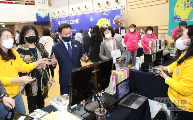 박승원(왼쪽서 3번째) 광명시장이 시청 대회의실에서 열린 ‘2020 디딤돌 교육박람회’ 행사에서 파이팅을 하고 있다. 광명시 제공