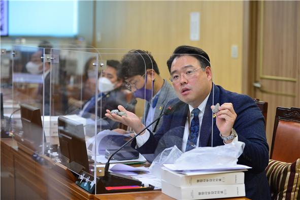 2020년 지역발전본부 행정사무감사에서 질의중인 이성배 시의원
