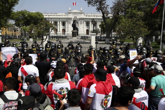 탄핵으로 물러난 페루의 마르틴 비스카라 전 대통령 지지자 수천명이 15일(현지시간) 수도 리마의 국회 앞에서 항의 시위를 벌이고 있다. 리마 AP 연합뉴스
