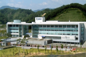 대구지검, 엄태항 봉화군수 집무실 압수수색