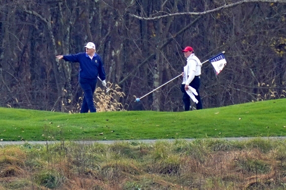 지난 15일(현지시간) 버지니아주 스털링의 골프장에 나타난 도널드 트럼프 미국 대통령. AP