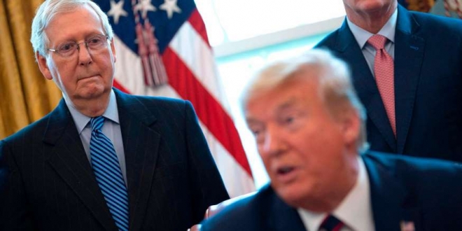 미치 매코널(왼쪽) 미국 공화당 상원 원내대표와 도널트 트럼프 대통령. AFP 자료사진