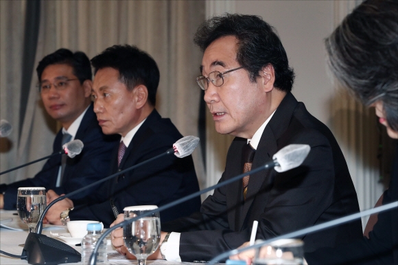 더불어민주당 이낙연(오른쪽) 대표가 17일 서울 중구 한국프레스센터에서 열린 관훈토론회에 참석해 중견 언론인들의 질문에 답하고 있다. 국회사진기자단