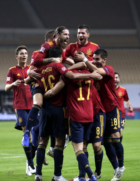 스페인 축구 대표팀이 18일 새벽 열린 유럽 네이션스리그 독일과의 경기에서 6-0 대승을 함께 기뻐하고 있다. AP 연합뉴스