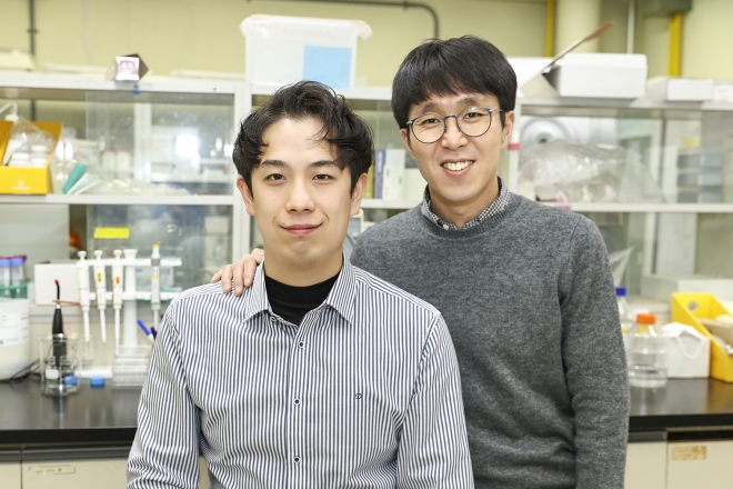 영남대학교 화학생화학부 김창섭 교수 연구팀(왼쪽부터 김경록 씨, 김창섭 교수).j