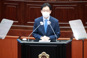 김경수 경남지사, 도의회서 ‘가덕도신공항, 부산과 행정통합‘ 강조