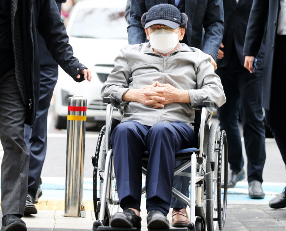 휠체어 타고 공판 출석하는 이만희 총희장