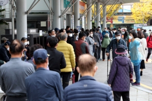 81일 만에 300명대… “3차 대유행 이미 시작”