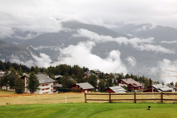 크랑몬타나의 어느 호텔에서나 사방으로 펼쳐지는 몽블랑산맥의 절경을 즐길 수 있다. 르스파 제공